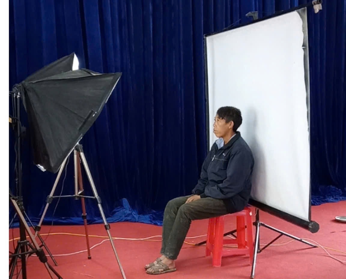 “Người rừng” Lào Cai về xuống phố làm căn cước. Ảnh: An Nhiên.