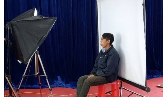 “Người rừng” Lào Cai về xuống phố làm căn cước. Ảnh: An Nhiên.