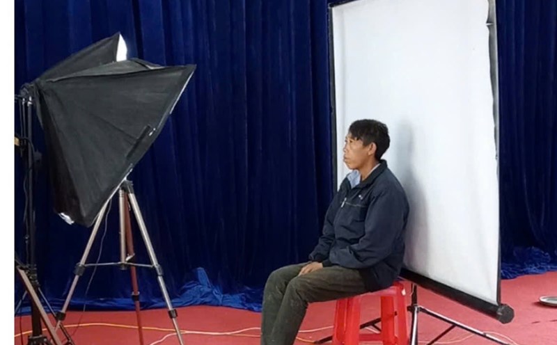 “Người rừng” Lào Cai về xuống phố làm căn cước. Ảnh: An Nhiên.