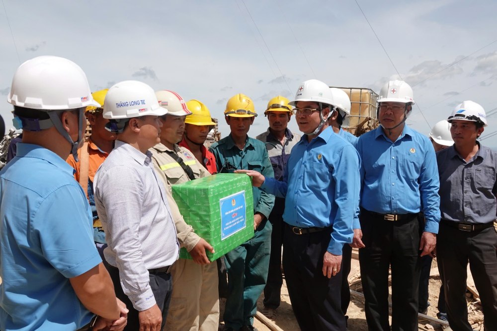 Chairman of the Vietnam General Confederation of Labor Nguyen Dinh Khang visited and encouraged workers on the construction site of the 500kV circuit 3 line. Photo: Tran Tuan