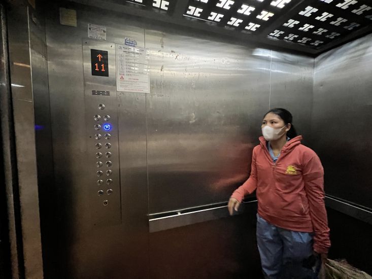 Thang máy thuộc tòa nhà CT1A ảnh hưởng tới tâm lý, sinh hoạt của người thuê (ảnh chụp ngày 27.8). Ảnh: Phương Hân