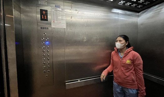 Thang máy thuộc tòa nhà CT1A ảnh hưởng tới tâm lý, sinh hoạt của người thuê (ảnh chụp ngày 27.8). Ảnh: Phương Hân