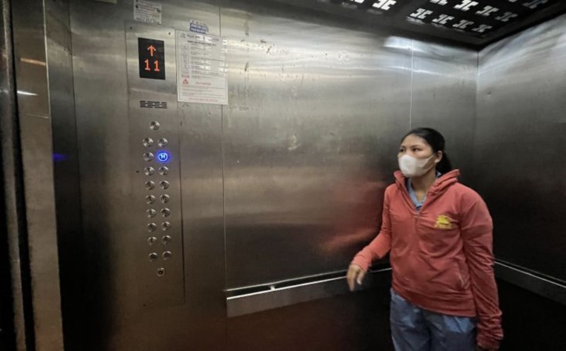 Thang máy thuộc tòa nhà CT1A ảnh hưởng tới tâm lý, sinh hoạt của người thuê (ảnh chụp ngày 27.8). Ảnh: Phương Hân