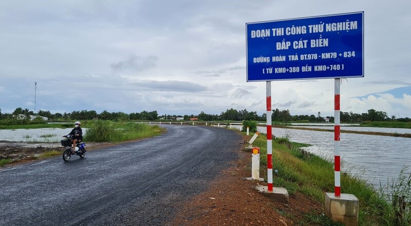 Trao đổi với Lao Động, Chủ tịch UBND tỉnh Bạc Liêu Phạm Văn Thiều cho rằng việc phối hợp thời gian qua giữa các đơn vị và Ban Quản lý dự án Mỹ Thuận đã đạt nhiều kết quả. Tuy nhiên, việc giải quyết những phát sinh đối với người dân bị ảnh hưởng do quá trình thi công, chủ tịch UBND tỉnh Bạc Liêu đề nghị huyện Hồng Dân phối hợp với các đơn vị có liên quan để giải quyết. Tin thần là tạo điều kiện thuận lợi nhất cho đơn vị thi công đồng thời cũng hài hoà lợi ích của người dân.