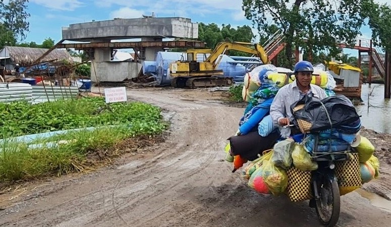 Đường đi khó khăn của người dân xã Vĩnh Lộc, huyện Hồng Dân, tỉnh Bạc Liêu do ảnh hưởng bởi dự án cao tốc đang thi công.