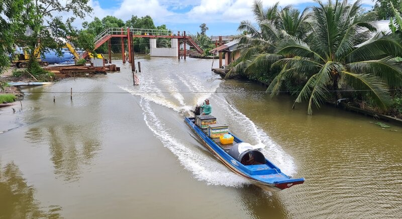 Không những ảnh hưởng đường bộ, đường thuỷ cũng bị ảnh hưởng bởi việc thi công cao tốc đoạn qua tỉnh Bạc Liêu phải xuyên qua nhiều đường, kênh rạch. Quá trình thi công các phương tiện giao thông phải tạm dừng khiến người dân gặp khó.