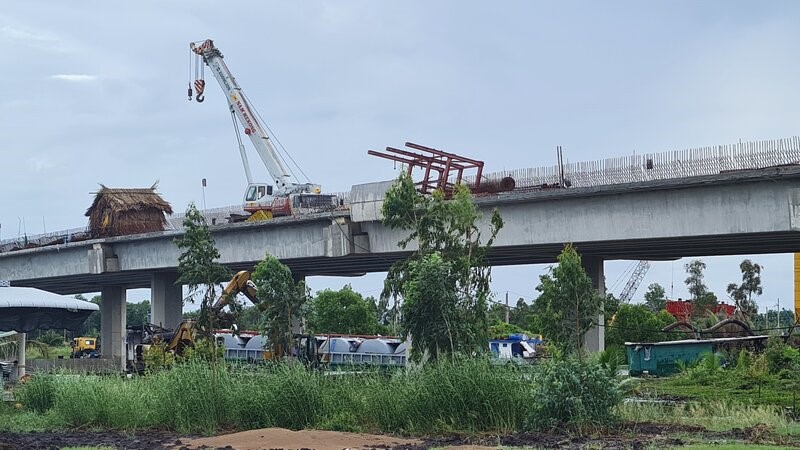 Những ngày này, Bạc Liêu mưa nhiều, đơn vị thi công tranh thủ thi công phần cầu.