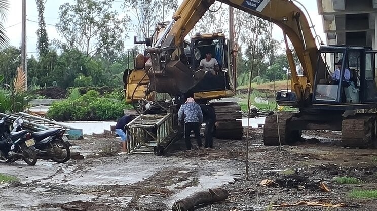 Bởi việc thi công đường dân sinh  dưới chân cầu  gặp nhiều khó khăn do nền đất yếu, trời mưa nhiều.