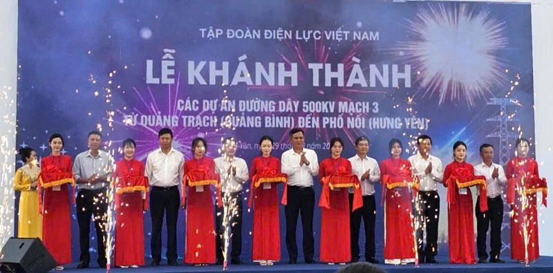 Các đại biểu cắt băng khánh thành tại điểm cầu Quảng Bình. Ảnh: Công Sáng