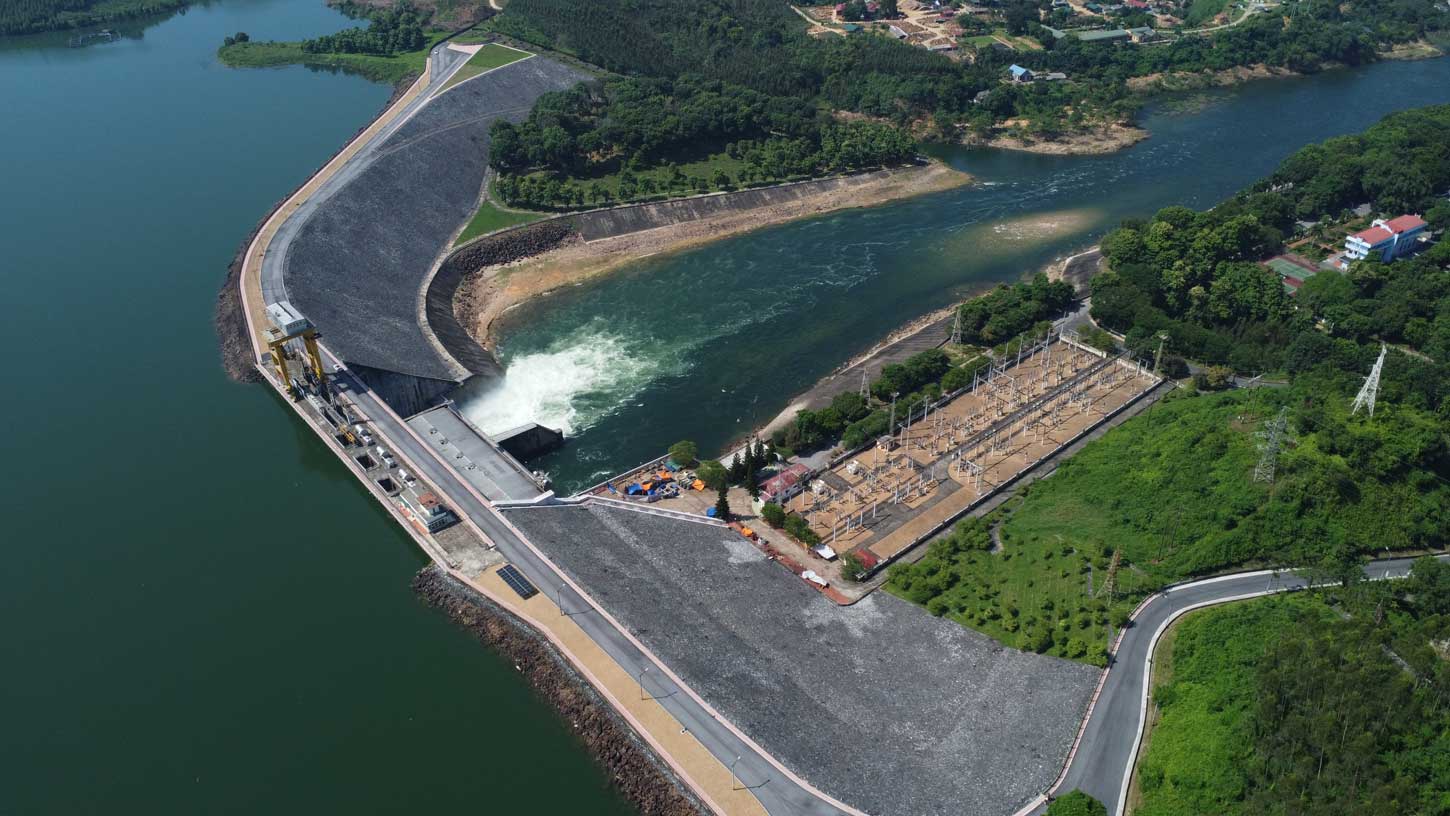 Thủy điện Thác Bà xả lũ chiều ngày 28.8. Ảnh: Trần Bùi