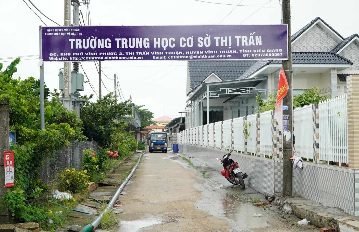 UBND huyện Vĩnh Thuận (Kiên Giang) đã có công văn yêu cầu dừng việc chuyển Trường THCS Thị Trấn thuộc khu phố Vĩnh Đông 1, thị trấn Vĩnh Thuận qua Trường TH&THCS thị trấn Vĩnh Thuận (cũ) thuộc khu phố Vĩnh Phước 2, thị trấn Vĩnh Thuận. Ảnh: Nguyên Anh