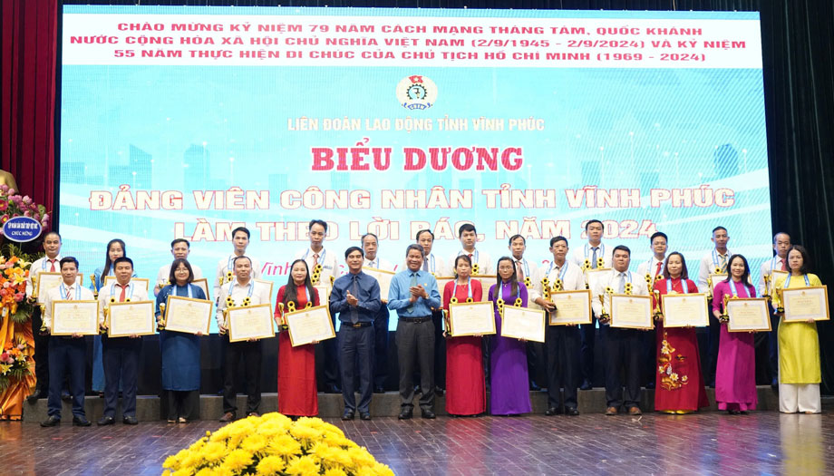 Provincial Party Secretary Duong Van An and Vice Chairman of the Vietnam General Confederation of Labor Huynh Thanh Xuan awarded cups and certificates of merit to praise Vinh Phuc party workers for following Uncle Ho's words. Photo: Bao Nguyen