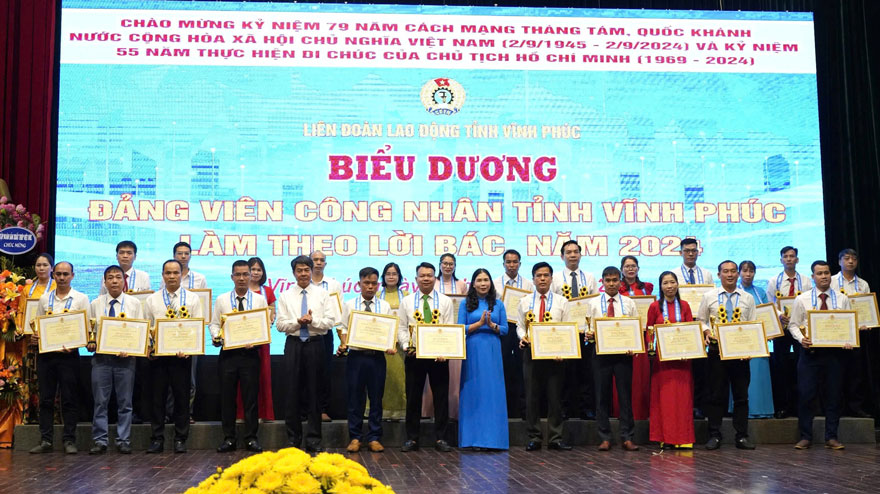 Ms. Trinh Thi Thoa - Chairwoman of the Confederation of Labor of Vinh Phuc province awarded cups and certificates of merit to honor Vinh Phuc workers' party members for following Uncle Ho's words. Photo: Bao Nguyen