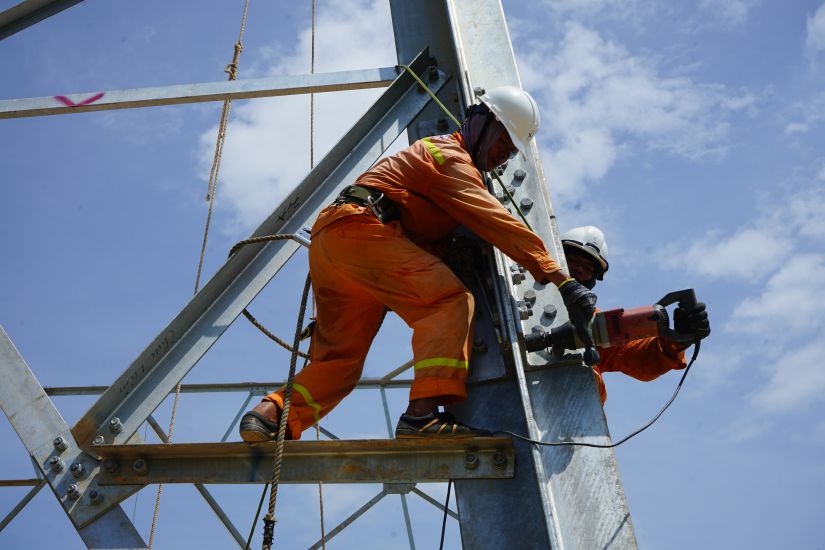 Cán bộ, công nhân ngành điện nỗ lực “Vượt nắng thắng mưa” trên công trường đường dây 500kV mạch 3 qua địa bàn tỉnh Thanh Hóa. Ảnh: Quách Du