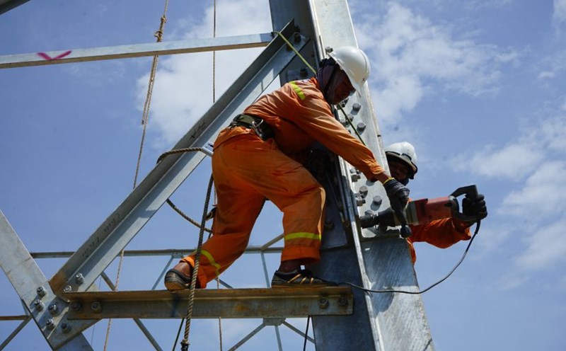 Cán bộ, công nhân ngành điện nỗ lực “Vượt nắng thắng mưa” trên công trường đường dây 500kV mạch 3 qua địa bàn tỉnh Thanh Hóa. Ảnh: Quách Du