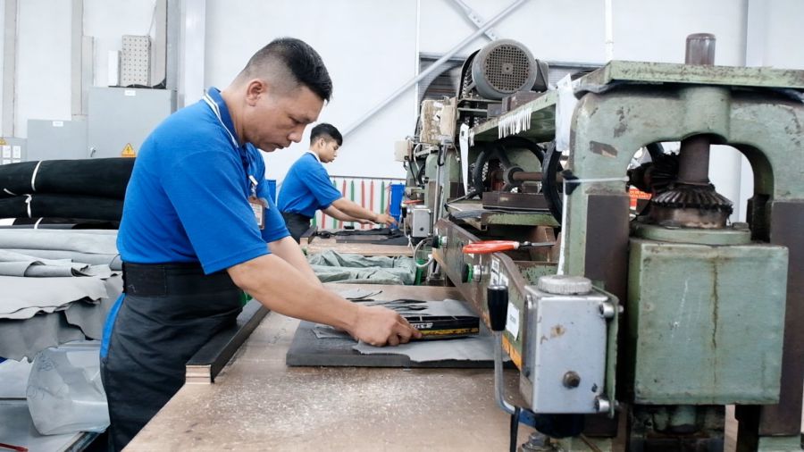 Công nhân hăng hái sản xuất. Ảnh: Mỹ Ly