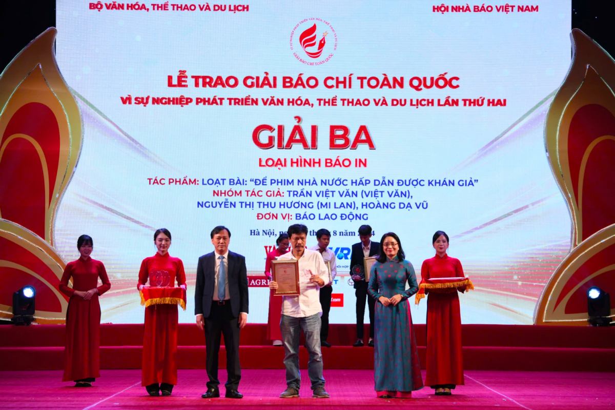 Nhóm tác giả của Báo Lao Động nhận giải Ba. Ảnh: Ban tổ chức