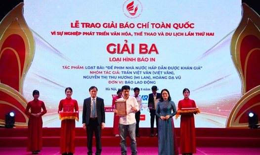 Nhóm tác giả của Báo Lao Động nhận giải Ba. Ảnh: Ban tổ chức