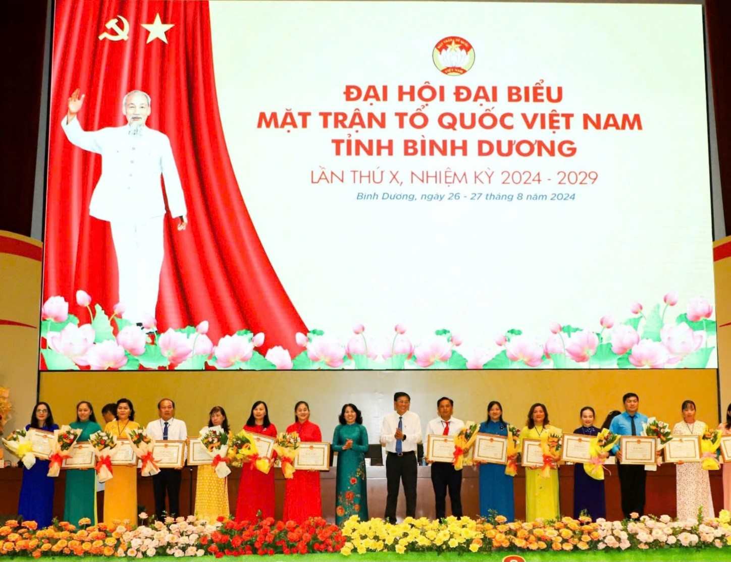 Binh Duong Provincial People's Committee awarded certificates of merit to units in the Front's work during the 2019 - 2024 period at the Congress. Photo: Duong Binh