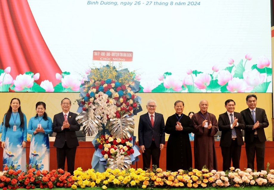 Mr. Nguyen Van Loi - Member of the Party Central Committee, Secretary of the Provincial Party Committee, Head of the Provincial National Assembly Delegation presented flower baskets from the Provincial Party Committee, People's Council, People's Committee, and Vietnam Fatherland Front Committee of the province to congratulate the Congress. Photo: People's Committee of BD