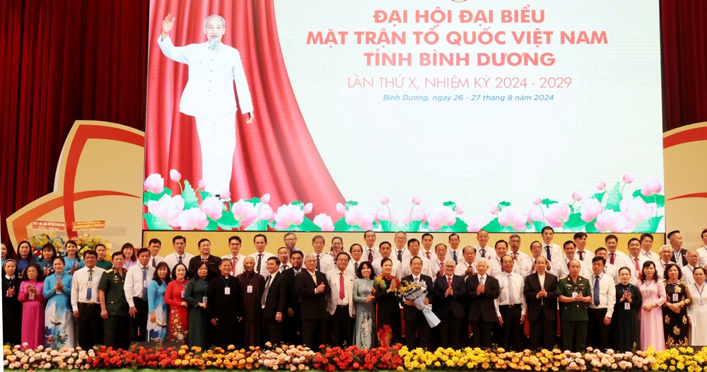 Lãnh đạo tỉnh tặng hoa cho Đoàn đại biểu tỉnh Bình Dương ​dự Đại hội đại biểu toàn quốc Ủy ban MTTQ Việt Nam lần thứ X. Ảnh: UBND BD