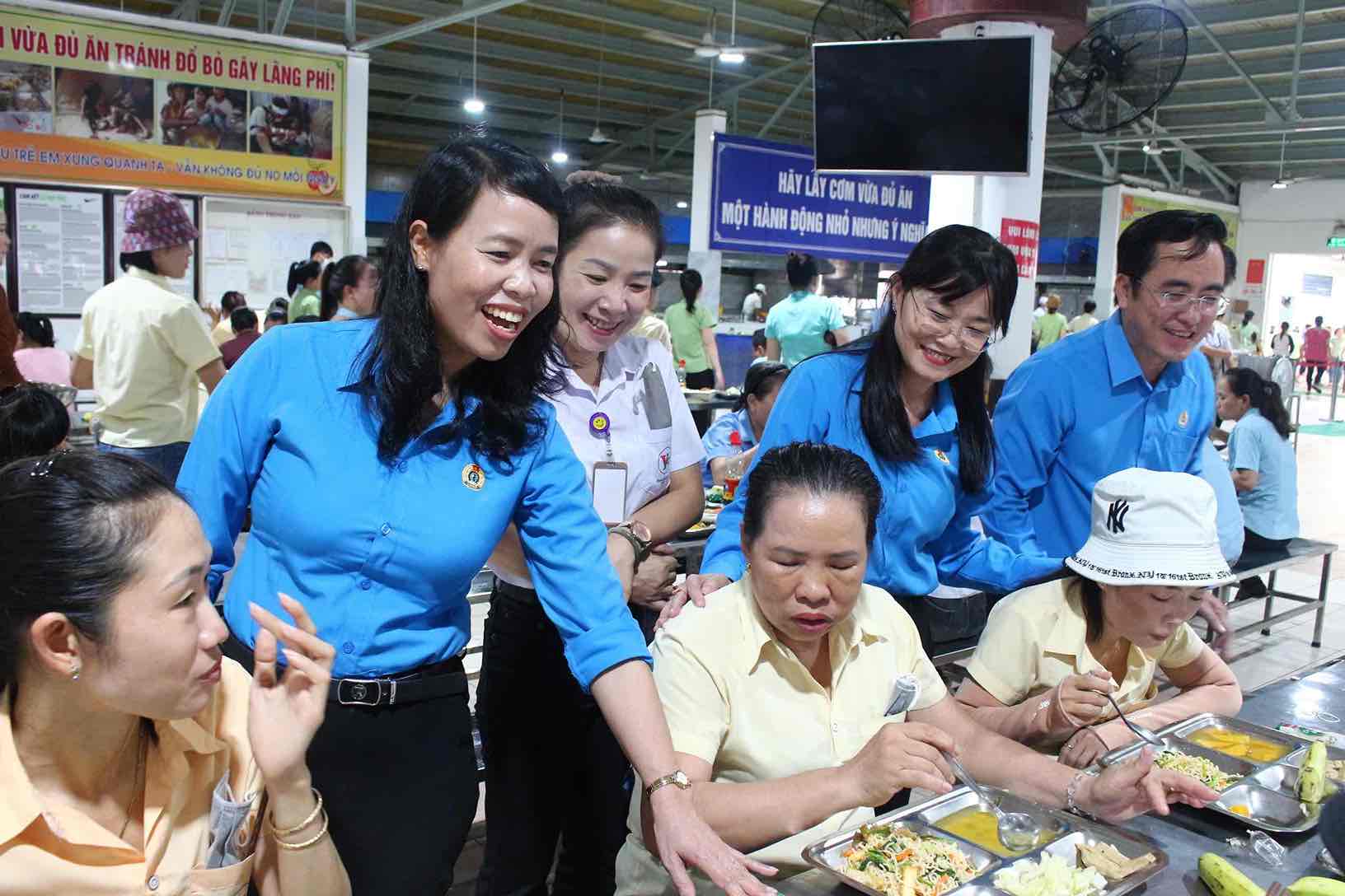 Công ty TNHH Dona Pacific Việt Nam tổ chức bữa ăn ca cho gần 9.000 người lao động. Ảnh: HAC