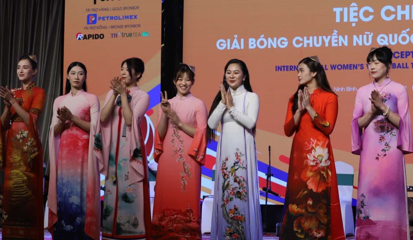 Kudo is graceful in Vietnamese ao dai. Photo: Chi Tran