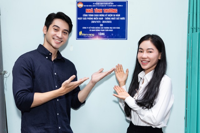 Nam vương Tuấn Ngọc và bà Phạm Kim Dung trao nhà tình thương. Ảnh: SV.