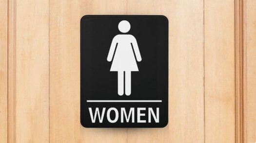 Mẹo an toàn cho phụ nữ khi sử dụng nhà vệ sinh công cộng. Ảnh: Theo Hindustantimes