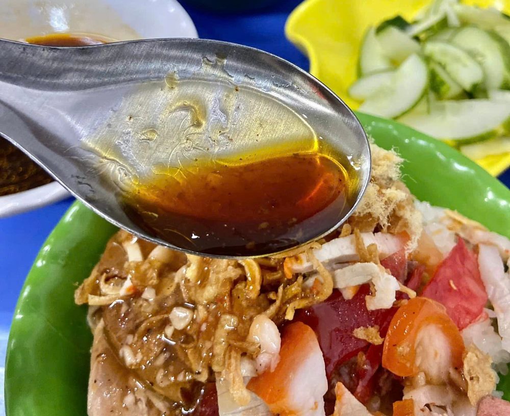 Xôi ăn kèm với nước thịt kho rất đậm vị, thơm ngon. Ảnh: Thanh Tung Chau