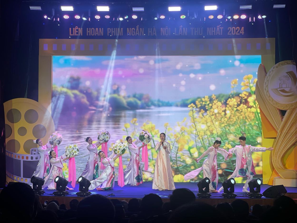 Artist Pham Thu Ha performed the song "Hanoi's 12 flower seasons" at the Film Festival. Photo: Nguyen Dat