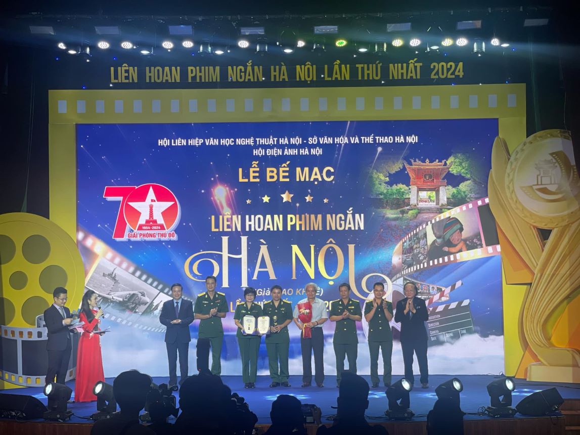 The film crew "Hoa Lau" received the First Prize at the Film Festival. Photo: Nguyen Dat