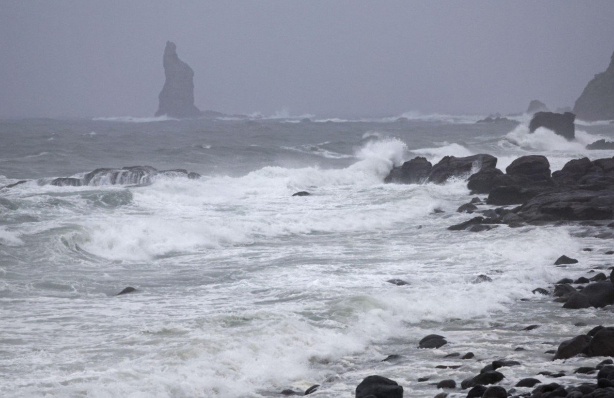 High waves were recorded along the coast in Makurazaki, Kagoshima on August 28 due to the impact of approaching Typhoon Shanshan. Photo: Kyodo News