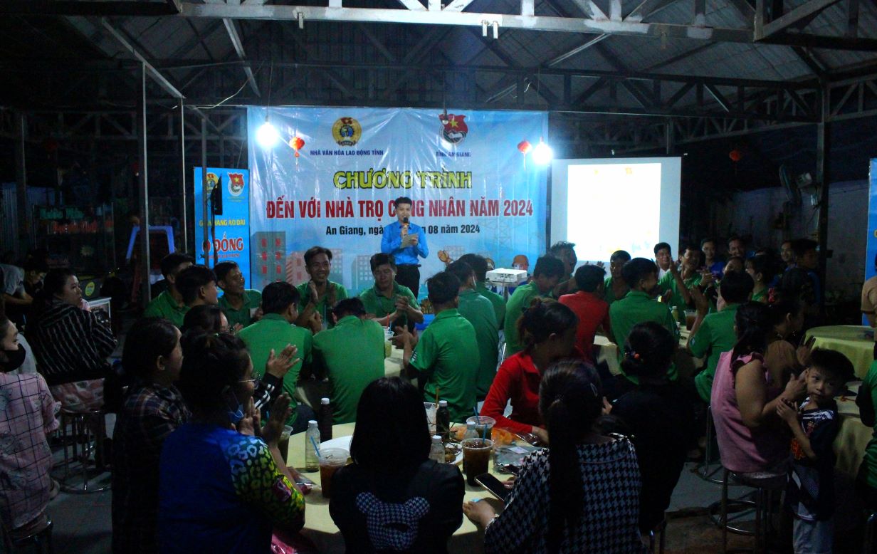 The 3rd Coming to Workers' Hostel program in 2024 of An Giang Provincial Trade Union was held at Tu Nga Hostel next to Binh Hoa Industrial Park (Chau Thanh district) attracting 100 union members and workers. join. Photo: Luc Tung