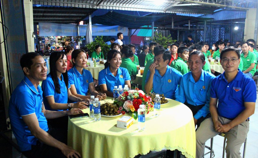 Vice President of the Confederation of Labor of An Giang province Lu Thi Kim Thuy and representatives of leaders of the professional committees of the Confederation of Labor of the province, Trade Unions of industrial zones, Union of Public Employees, and Confederation of Labor of Chau Thanh district... attended. Photo: Luc Tung  