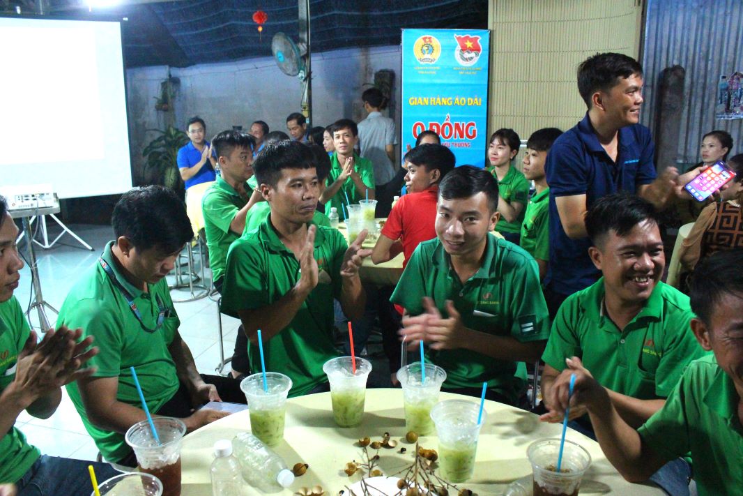 The event took place after the afternoon shift, so the Organizing Committee delicately provided drinks and snacks along with a "homegrown, garden-grown" cultural program to help union members and workers regain excitement after the day's work. tiring work. Photo: Luc Tung