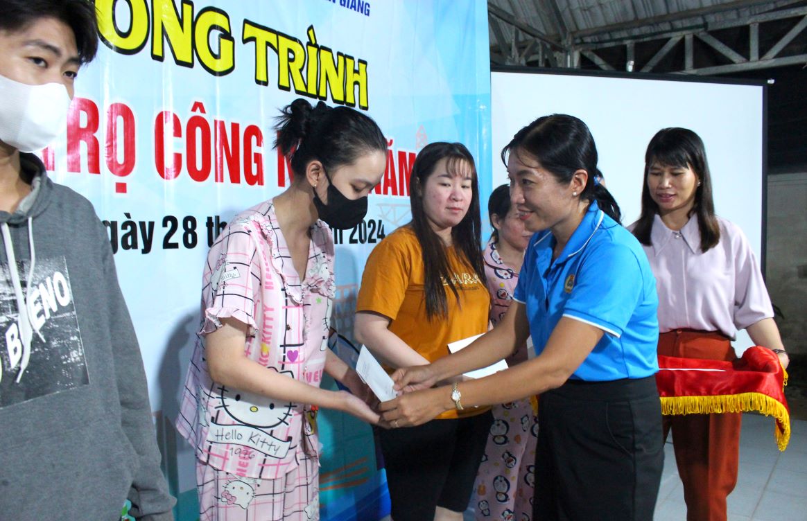 Ms. Lu Thi Kim Thuy - Vice President of the Confederation of Labor of An Giang province gave gifts to union members and workers living at Tu Nga boarding house. Photo: Luc Tung