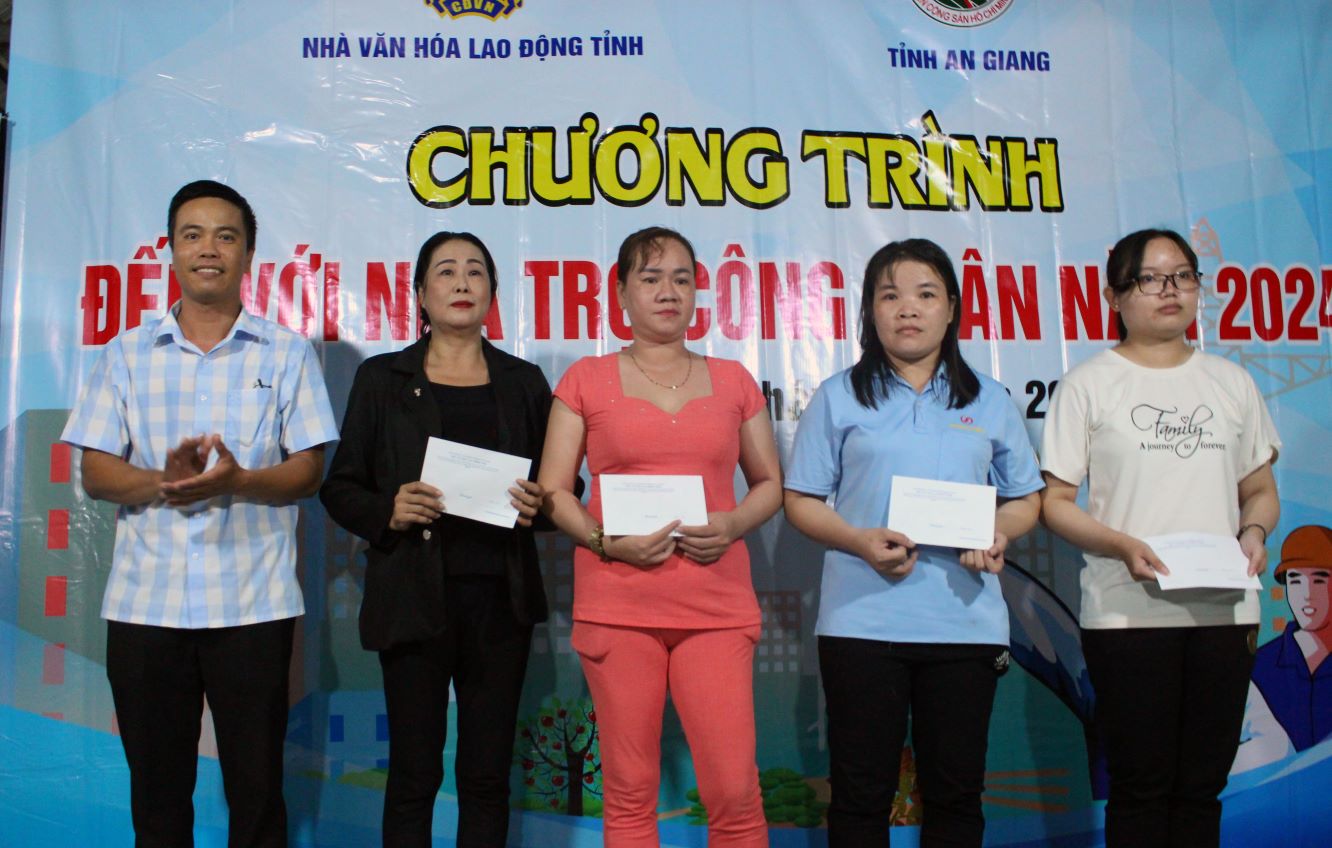 Mr. Nguyen Huu Tri - Deputy Director of An Giang Labor Cultural House gave gifts to union members and workers living at Tu Nga boarding house. Photo: Luc Tung