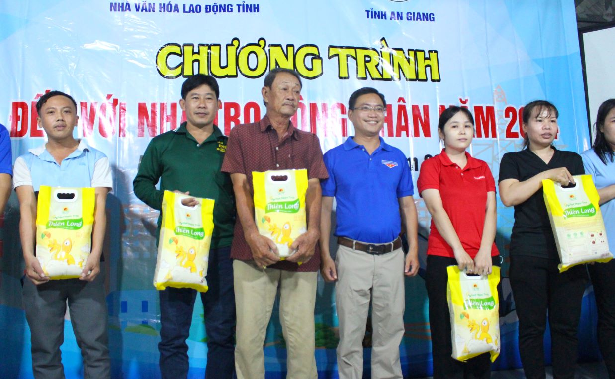 Doan Chau Thanh district donated rice to union member households and workers living at Tu Nga boarding house. Photo: Luc Tung