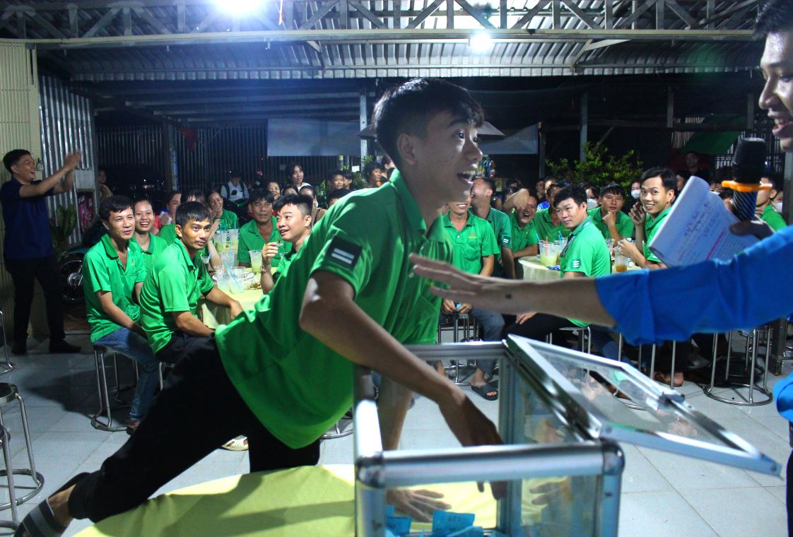 Union members and workers seemed to enter the most exciting part of the program when they came to the game show and lucky draw. Photo: Luc Tung