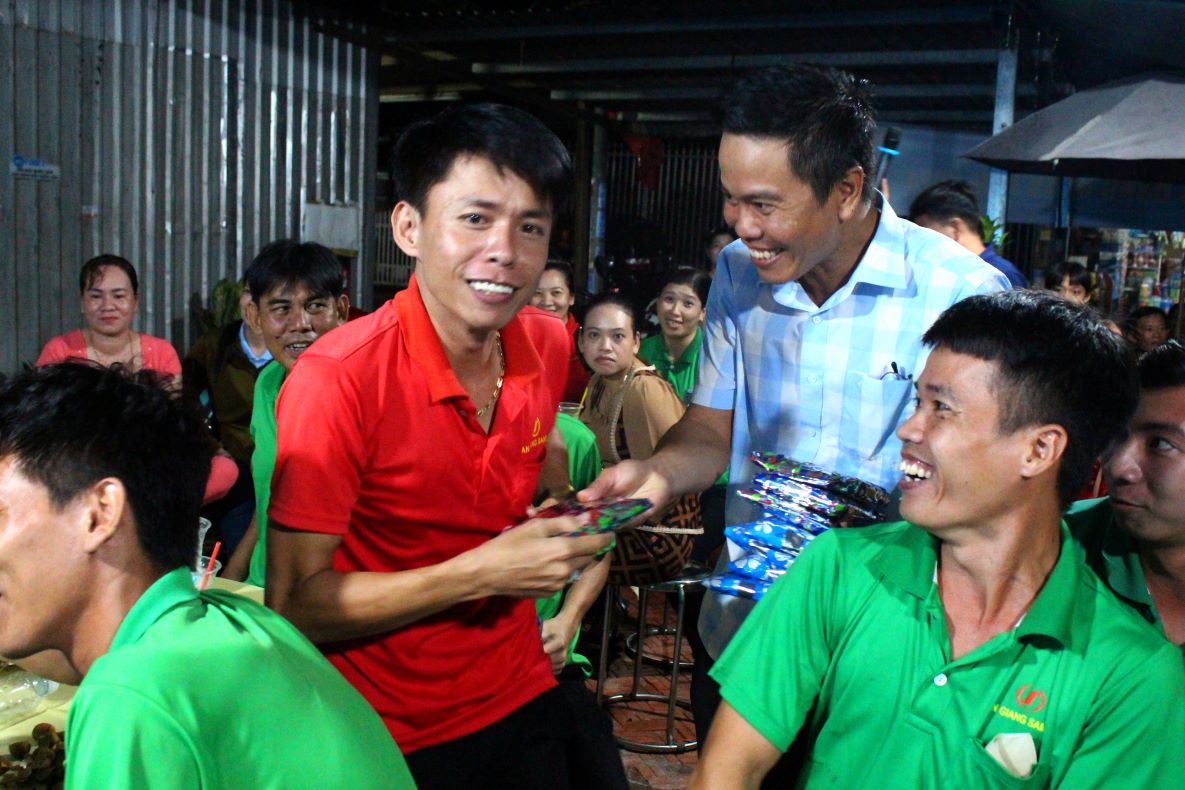 The joy of union members and workers receiving gifts at the Program Coming to Workers' Dormitories. Photo: Luc Tung