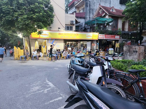 Quán bia Đắc Xồm tại địa chỉ số 2, phố Thanh Đàm (Thanh Trì, Hoàng Mai) lấn chiếm lòng đường, vỉa hè để kinh doanh. Ảnh: Minh Hạnh chụp 18h ngày 26.8