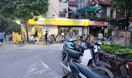 Quán bia Đắc Xồm tại địa chỉ số 2, phố Thanh Đàm (Thanh Trì, Hoàng Mai) lấn chiếm lòng đường, vỉa hè để kinh doanh. Ảnh: Minh Hạnh chụp 18h ngày 26.8