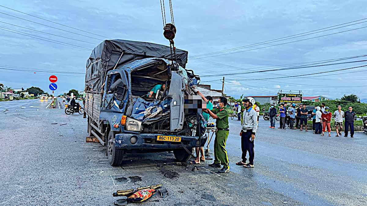 Đầu xe tải dẹp nát, biến dạng. Ảnh: Duy Tuấn 