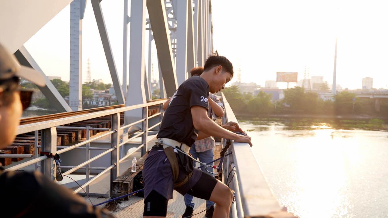 Actor Tuan Tran performs the bridge jumping scene. Photo: NSX
