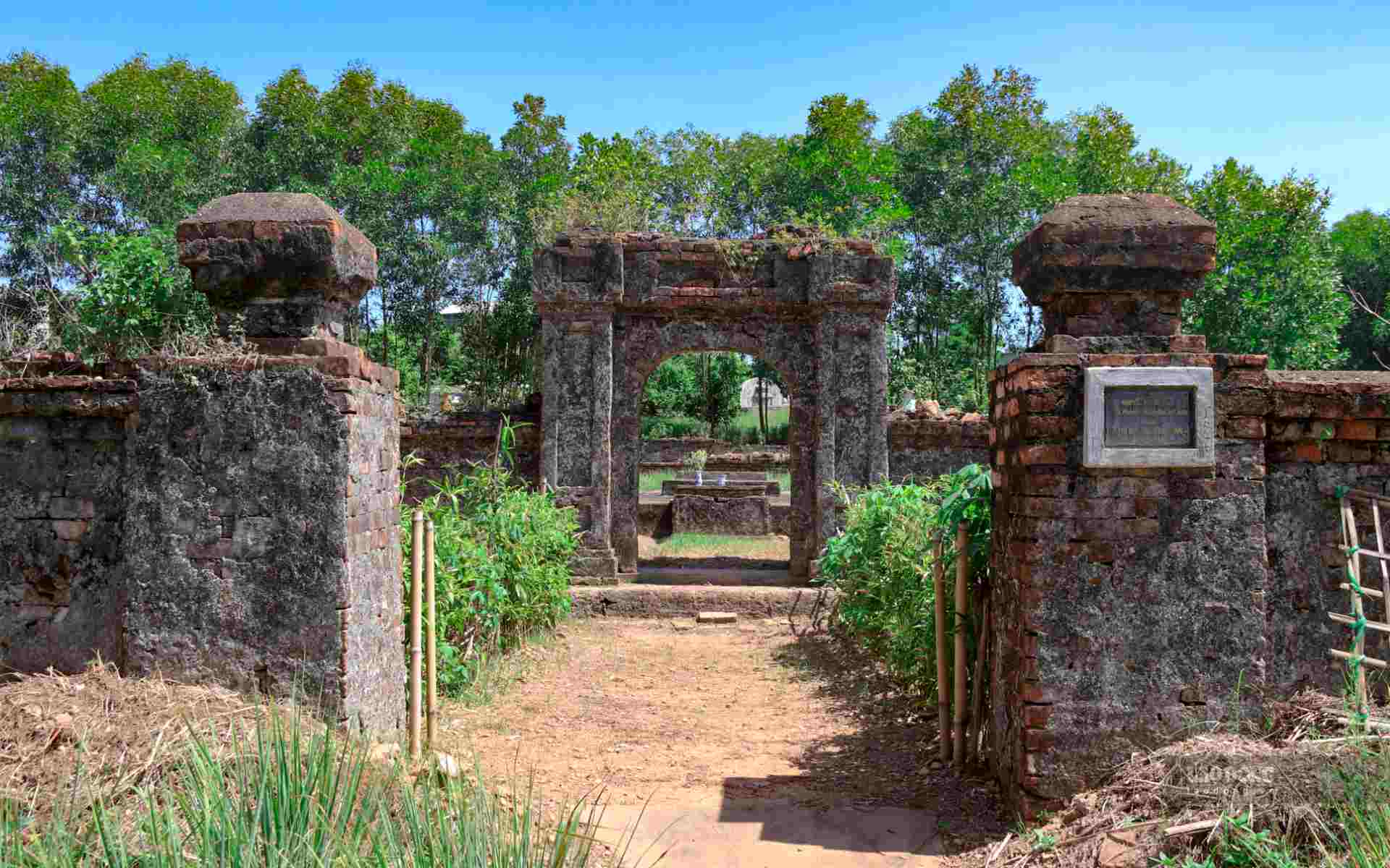 Located on Thanh Hai Street (Thuy Xuan Ward, Hue City), Chieu Nghi Tomb is the resting place of Mrs. Tran Thi Xa (1716 - 1750) wife of Vo Vuong Nguyen Phuc Khoat (1714-1765) - the 8th Nguyen Lord. of the Dang Trong government in Vietnamese history.