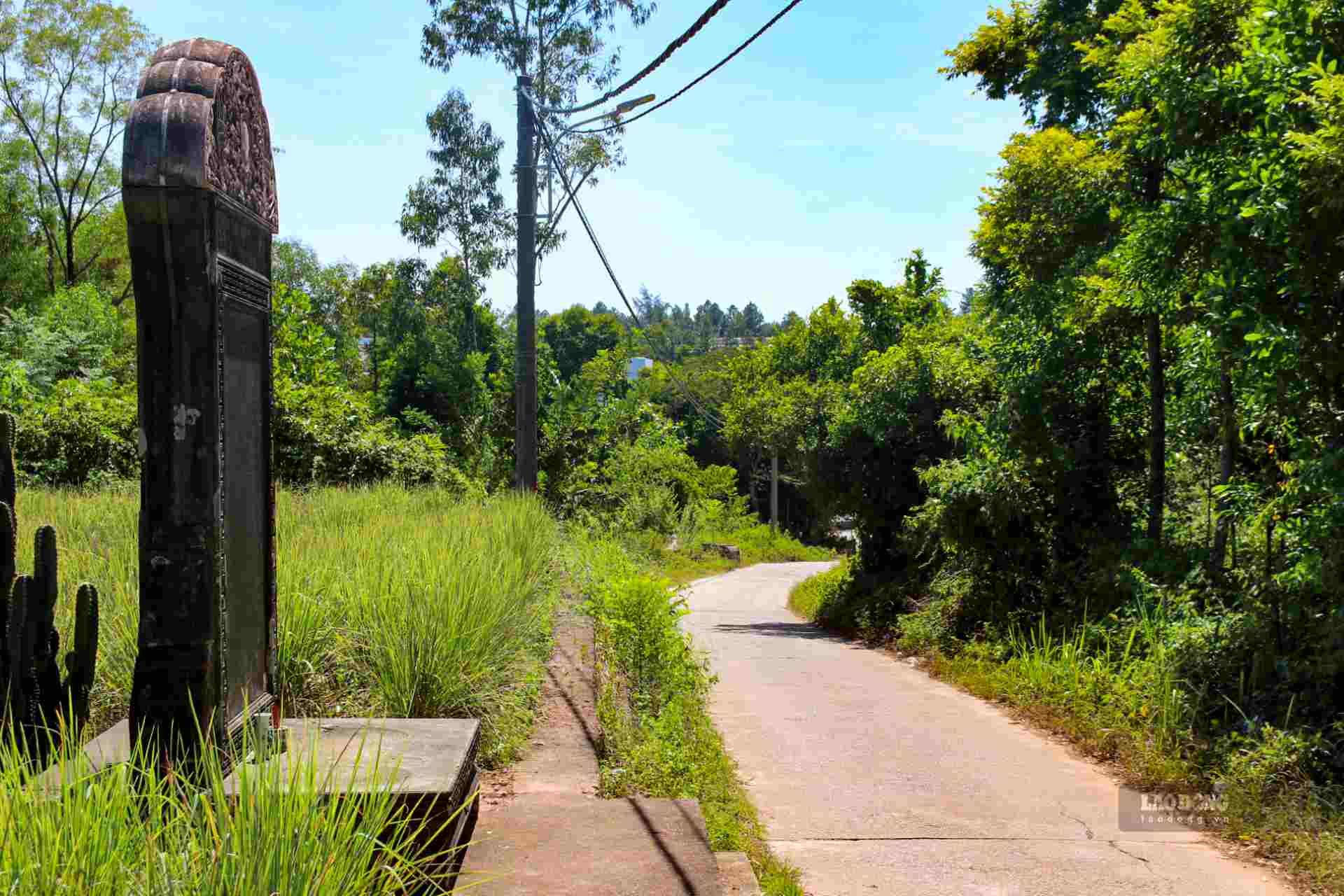 However, this special grave site also needs to be preserved and renovated to retain the ancient features and historical elements of one of the ancient works from the reign of the Nguyen Lords.