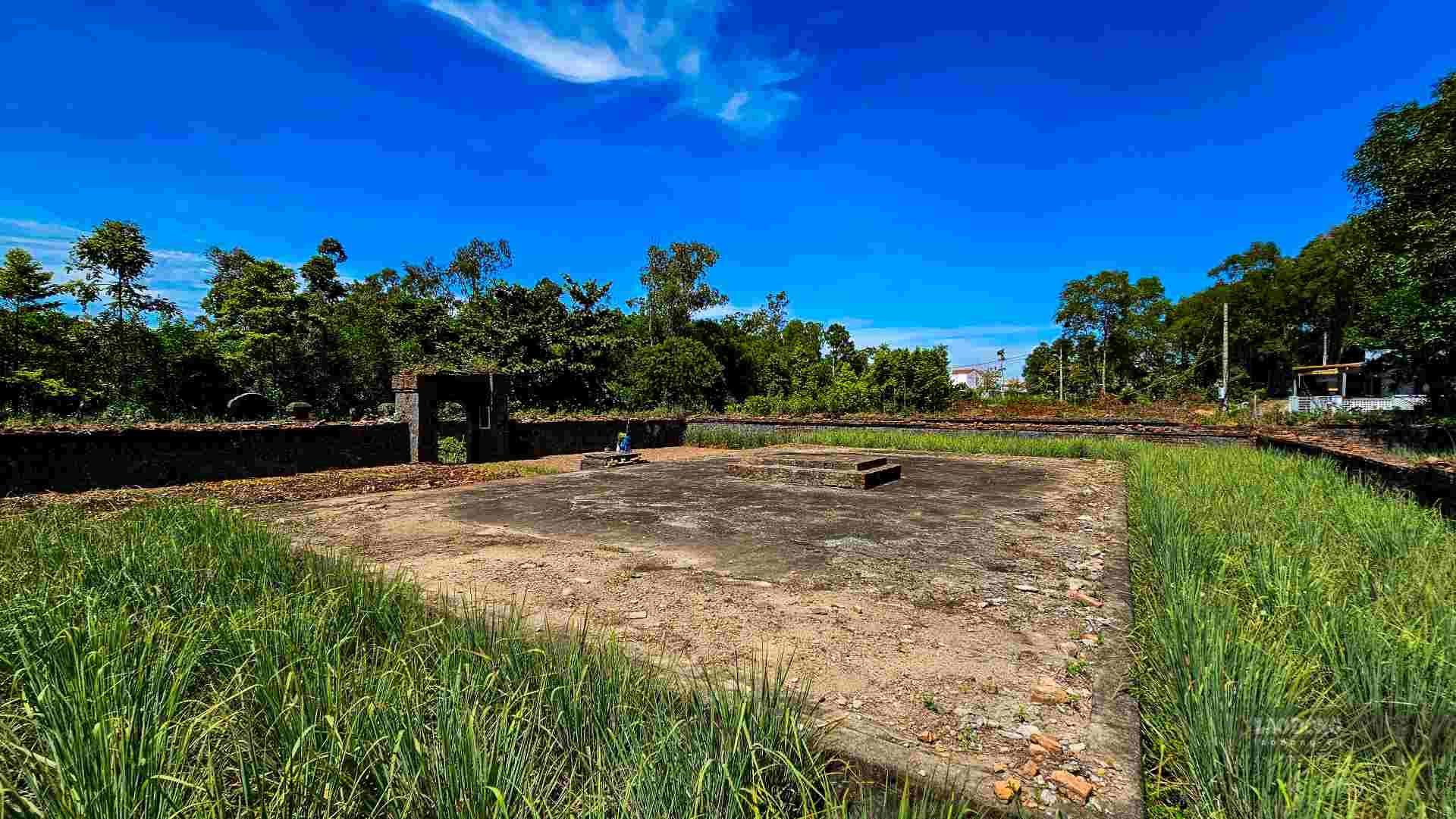 In front of the grave is a stele about 3 meters high. The inscriptions on the tombstone were engraved during the reign of Lord Nguyen Phuc Khoat.