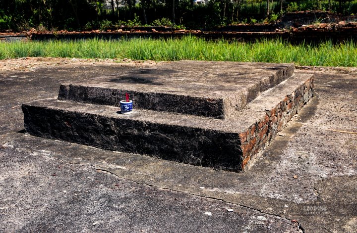 Inside the mausoleum, located in the center is the tomb of Ms. Chieu Nghi.