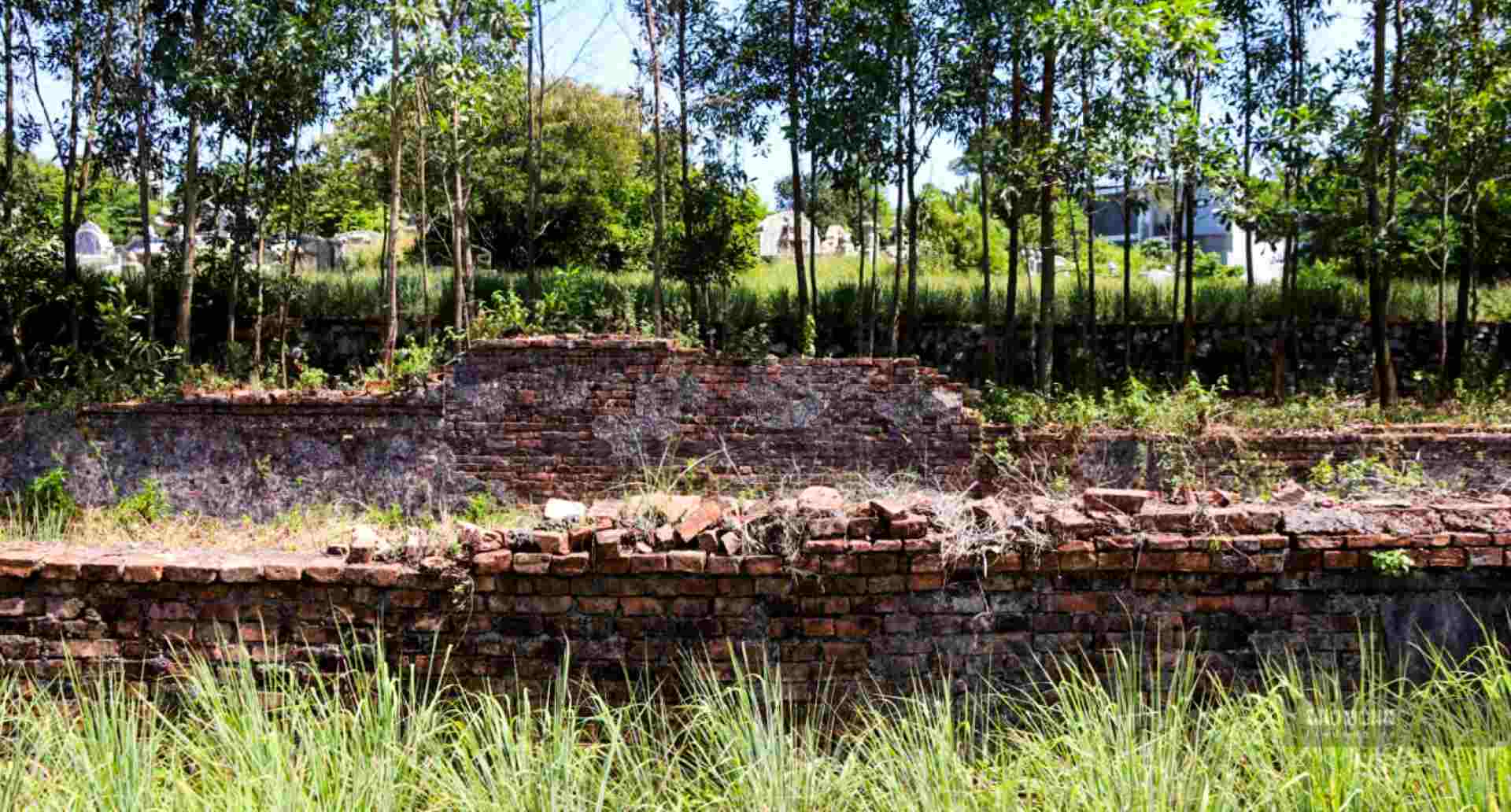 Behind the mausoleum is a rear screen following the traditional architecture of mausoleums in Hue. However, according to Lao Dong, this screen is no longer intact.